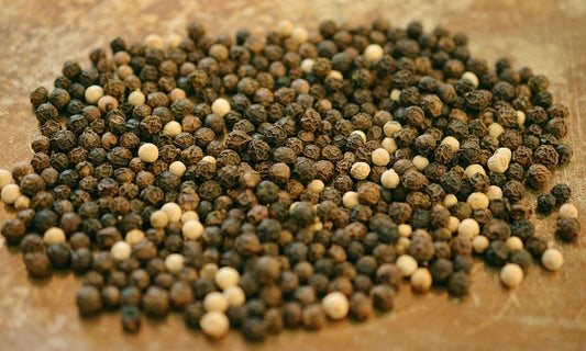 Black Pepper vs. White Pepper – Know the Differences - Tassyam Organics